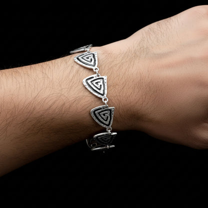 Chico luciendo pulsera Zamak unisex triángulos espirales concéntricas extensible hipoalergénica Joyería Osnor Zamak