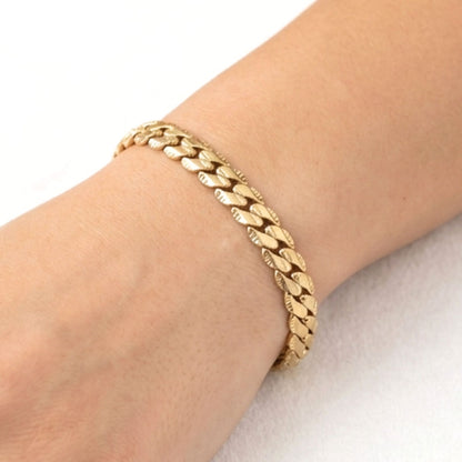 Chica luciendo pulsera de acero inoxidable dorado chapado oro 14ktes diseño joyería osnor moda 