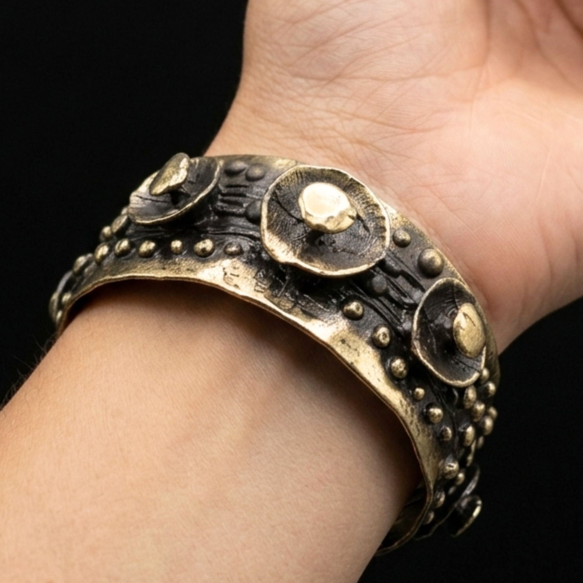 mano de chica luciendo brazalete bronce exclusivo joyeria osnor zamak