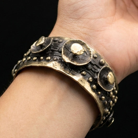 mano de chica luciendo brazalete bronce exclusivo joyeria osnor zamak