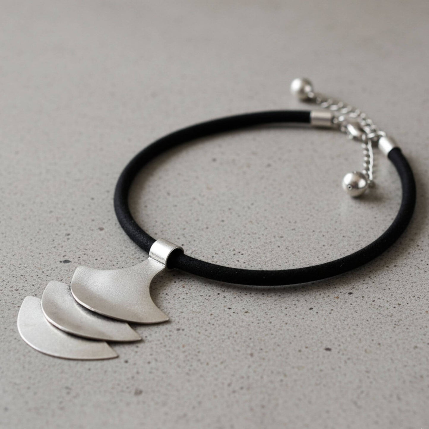 COLLAR ZAMAK  Y CUERO