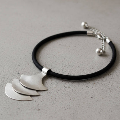 COLLAR ZAMAK  Y CUERO