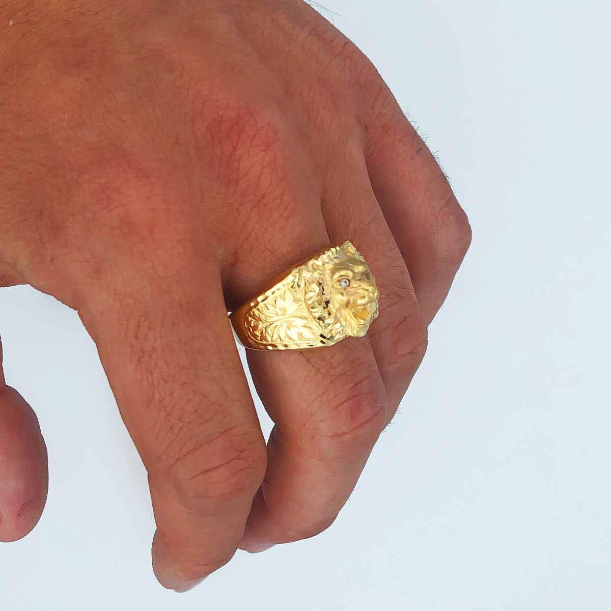 18K SELLO ORO AMARILLO CABEZA DE LEON. ANCHO 15 MM