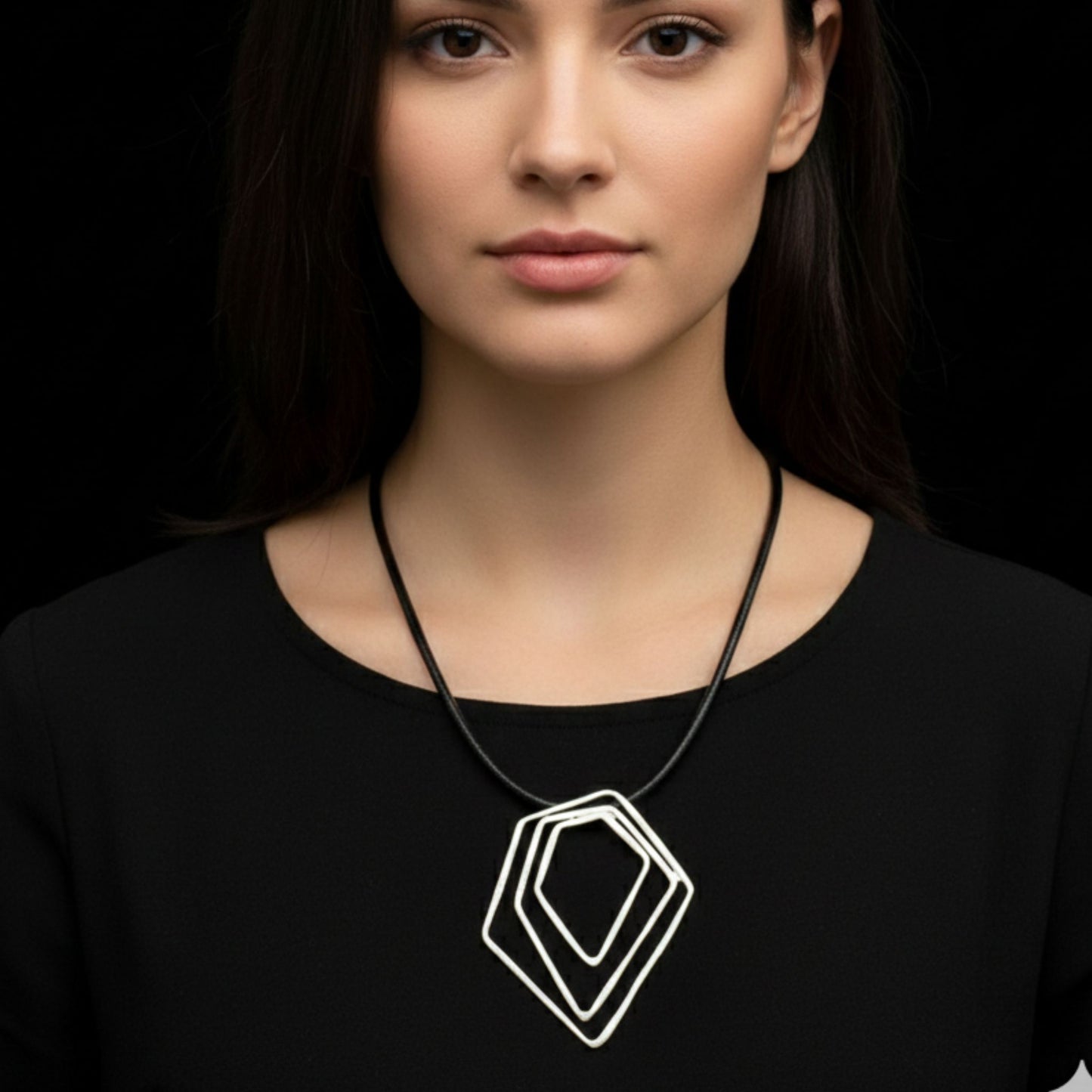 Collar Gargantilla Geométrica Zamak Plateado con Cordón de Piel Negra | Unisex