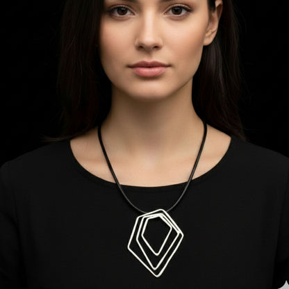 Collar Gargantilla Geométrica Zamak Plateado con Cordón de Piel Negra | Unisex