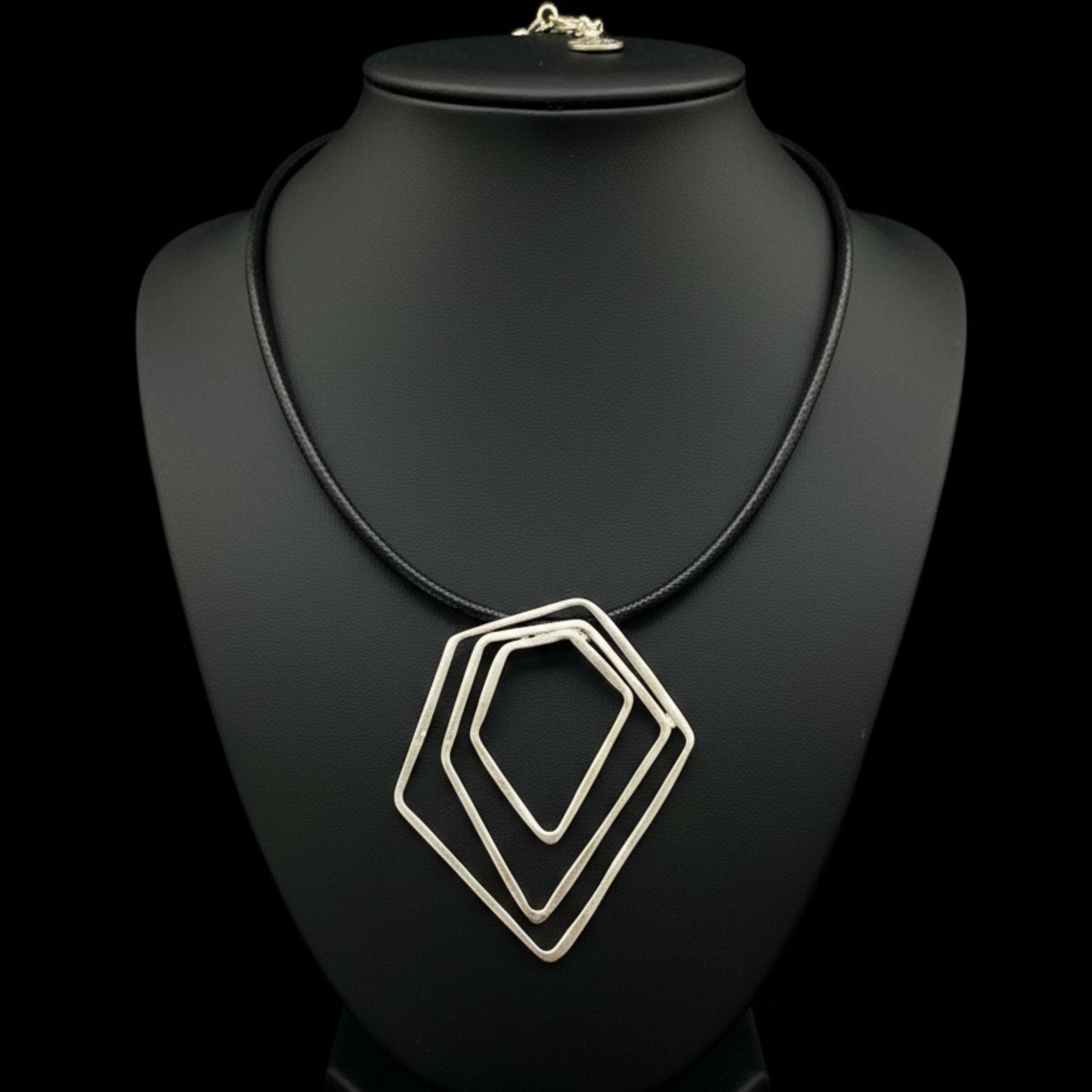 Collar Gargantilla Geométrica Zamak Plateado con Cordón de Piel Negra | Unisex