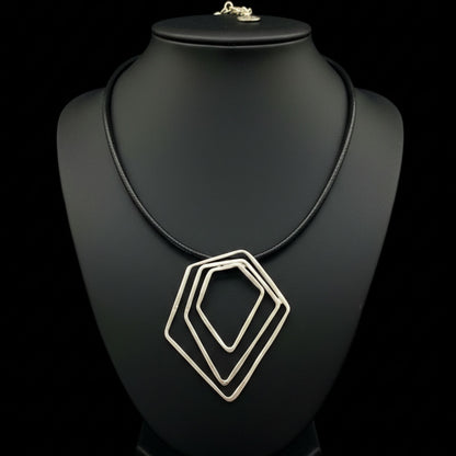 Collar Gargantilla Geométrica Zamak Plateado con Cordón de Piel Negra | Unisex